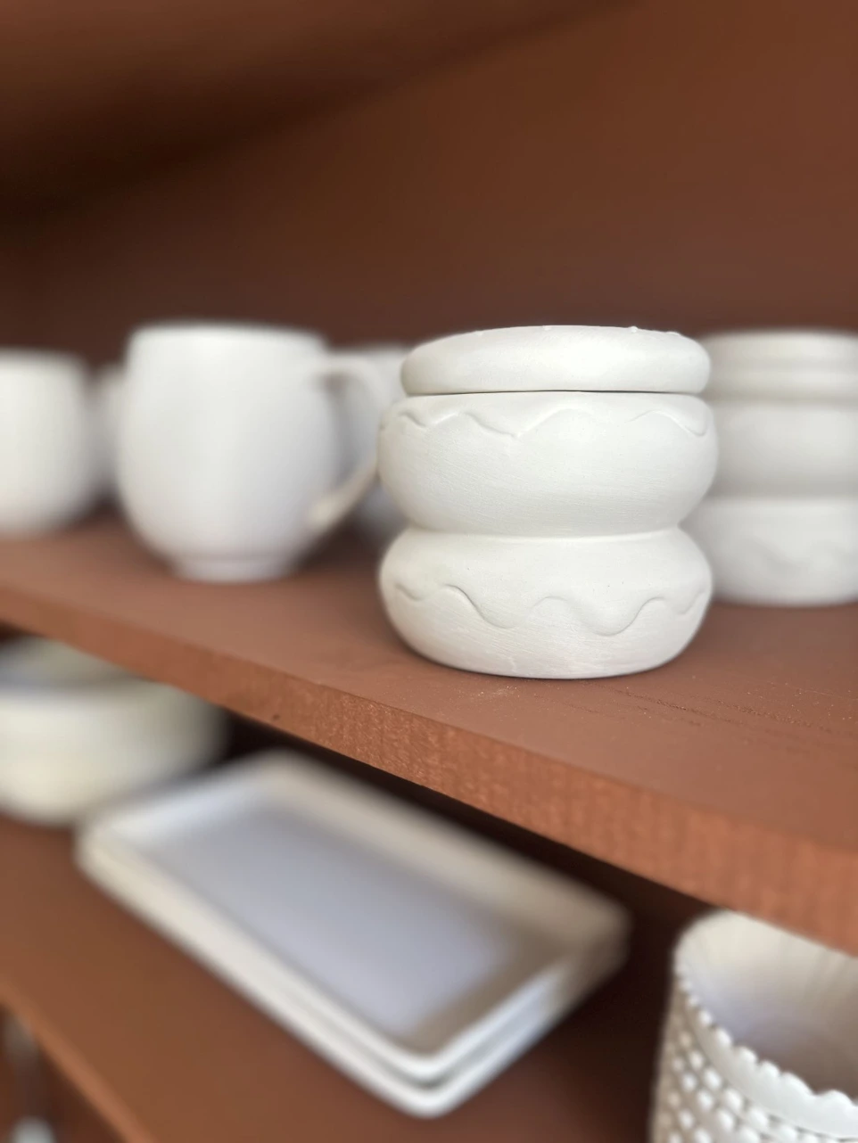 Pâtisseries catalanes et boissons servies à l'atelier céramique Únic